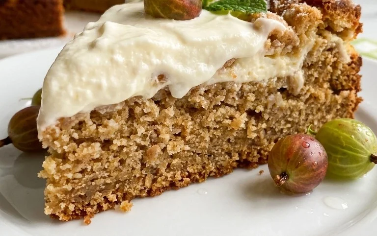 Stachelnon-alcoholic beerkuchen mit Quark und Schmand